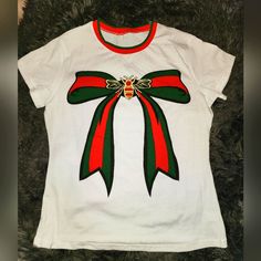 Nwt Bee Tshirt Sz M White Crew Neck Graphic Tee, White Casual Christmas Shirt, White Casual Christmas T-shirt, White Casual T-shirt For Christmas, Casual White Christmas T-shirt, Casual White T-shirt For Christmas, Casual Red Christmas Tops, White Graphic Tee Tops, Christmas Cotton T-shirt For Streetwear