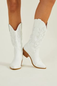 Butterfly Embroidery Pattern, Cute Cowgirl Boots, Unique Boots, Rustic Aesthetic, Boots Cowgirl, Delicate Butterfly, Concert Fits, Butterfly Embroidery, Altard State