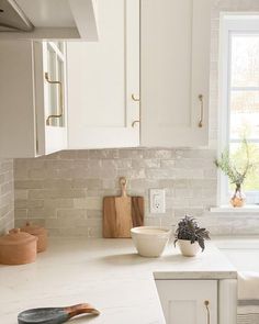 Kitchen Cabinet Color, Shaker Style Kitchens, Kitchen Backsplash Designs, Cabinet Color, Weathered White, Kitchen Cabinet Colors, Simple Kitchen, Kitchen Tiles Backsplash