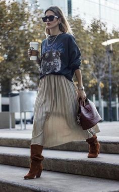 Street Style Looks Winter 2022, Checker Top Outfit, Cool Edgy Outfits For Women, Celebrity Fashion 2023, Blue Coatigan Outfit, Isabel Marant Street Style Outfits, Men’s Shirt Outfit For Women, Soho Street Style, Diva Chic Style