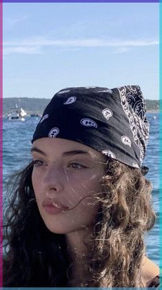 If you want to experiment with different styles with a bandana, we can help you. In this post, we’ll show you how to wear a bandana in 12 different ways to suit any occasion. Korean Snapchat, Poses Korean, Snapchat Photo, Bandana Girl, Makeup Tip, Poses Selfie, Bandana Styles, Bandana Hairstyles, 가을 패션