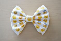 Emoji Hair Bow by LittleBlueGarden on Etsy Hair With Bow, Bow Emoji, Emoji Clothes, Emoji Love, Cute Emoji, Cheer Bows, Popular Hairstyles, Big Bows