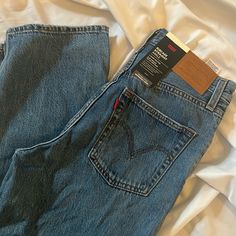 Brand New, Super Trendy Levi’s Jeans. Cute Jeans Levis, Levi 501 Jeans Women, Shifting Clothes, Levi Pants, Levis 501 Women, Levis Ribcage Straight, Fancy Fits, Tummy Slimmer, Levis Pants