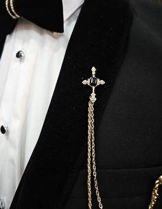 The perfect formal wear accessory. This elegant chain lapel and gemstone brooch pin set features a dazzling chain and a luxurious gemstone brooch  that add that perfect touch of dapper to your entire look.  This piece is a welcome addition to refine your over-all aesthetic. Elegant Chain Lapel Pin For Formal Occasions, Elegant Lapel Pin With Chain As Gift, Luxury Black Brooches For Formal Occasions, Elegant Formal Lapel Pin With Chain, Classic Black Brooches For Formal Occasions, Elegant Chain Brooch For Gift, Classic Black Formal Brooches, Luxury Black Wedding Brooches, Black Brooch For Formal Occasions