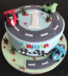 F1 racing cake Traditional Christmas Cake, Tree Gardens, Race Car Cakes, Easy Cakes To Make, Cars Birthday Cake, Race Car Birthday Party, Car Theme, Christmas Cake Recipes, Easter Baking