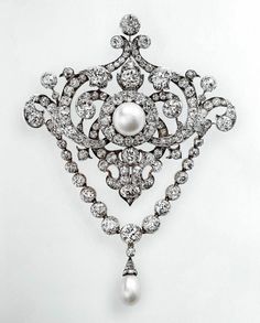 Victorian American diamond 925 sterling silver pearl dhanging queen Victoria's diamond jubilee brooch with pendant/ worn Queen Elizabeth ii, Metal: Sterling Silver Metal Purity: 925 Metal Wt:.16.71 Grams Diamond Type: American. Diamond Zircon CZ Diamond cut: round Diamond Color: white Diamond Clarity: AAA+ Diamond Cut: Good Diamond Shape: Round Diamond Wt: 5.87 Ctw Gemstone: pearl Gemstone weight: 2.5 cwt. Item Dimension: Length:10 cm Breadth : 6.5 cm Product Color: Oxidized Black and Gold Rhodi State Dinner, Isabel Ii, Diamond Brooch, Pearl Gemstone, Queen Victoria, American Diamond