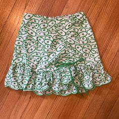 Brand New Never Worn Green Summer Mini Skirt, Spring Vacation Green Mini Skirt, Green Mini Skirt For Spring Vacation, H&m Spring Lined Skirt, H&m Lined Skirt For Spring, Fitted Green Skort With Ruffles, White Skort For Spring Brunch, White Skort For Brunch In Spring, Green Mini Skirt For Spring Day Out