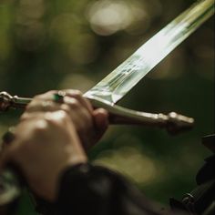 Green Royal Aesthetic Prince, Blonde Knight Aesthetic, Fantasy Inspo Aesthetic, Medieval Lord Aesthetic, Forest Warrior Aesthetic, Elven Prince Aesthetic, Green Prince Aesthetic, Swordsmanship Aesthetic, Squire Aesthetic