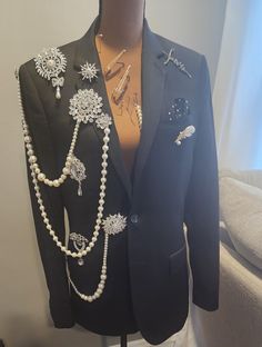 Custom luxury blazer using vintage and modern pieces to create a one of a kind piece of art. This listing is for the Classic look. Pearls mixed with  vintage look  You will receive your custom blazer with this style! * jewels are not real diamonds  *Pearls used are either vintage or costume  * due to customize details varies  *please add jewelry color  *pictures shown with silver base Blazer With Brooch, Blazer With Patches, Circus Inspired Fashion, Blazer With Pins, Blazer Upcycling, Custom Clothes Diy, Blazer Embroidery, Blazer Diy, Pearl Blazer