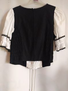 Trachten Blouse / Mieder Top 100% linen very high quality and very beautiful with Edelweiss embroidery Fitted Embroidered Linen Tops, Embroidered Fitted Linen Tops, Edelweiss Embroidery, Black Nature, Dirndl Blouse, Novelty Hats, Rain Gear, Blouse Top, Top 100