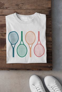 ・Tennis Racket Pattern, the perfect 100% Cotton Shirt! Everything in my shop is done with great care for detail and perfection. ・Product Information: .: 100% cotton (fiber content may vary for different colors) .: Medium fabric (5.3 oz/yd² (180 g/m .: Classic fit .: Comfy wear .: Tear-away label .: Runs true to size ・Link back to my shop for more products: www.FFAestheticDesign.etsy.com ・Copyright Information: ©FFAestheticDesign owns the copyright of this design. Green Graphic Print Tennis Tops, Green Casual Tennis T-shirt, Tennis Club Shirt, Tennis Shirts Designs, White Cotton Tennis T-shirt, Sporty Cotton T-shirt For Tennis, Green Cotton T-shirt For Tennis, Cotton T-shirt For Tennis, Sporty Screen Print T-shirt For Tennis