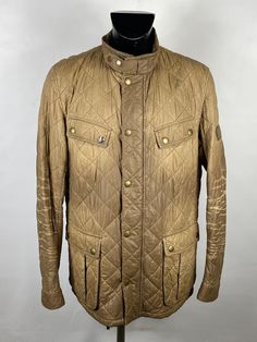 Barbour International men's quilted jacket with four pockets rare color sand Ariel model with Steve Mc Queen print inside Screwed fit Size XL READ THE MEASUREMENTS BELOW WELL CONDITIONS: VERY GOOD CONDITION . The garment is SECOND HAND. AUTHENTICITY: We personally guarantee the authenticity of the garment 100%. All garments are meticulously checked in various steps both for quality and authenticity. The image is an original photo made by us and reflects in all respects the product on sale MEASUR Brown Utility Sport Coat With Patch Pockets, Military Brown Outerwear With Multiple Pockets, Brown Military Outerwear With Multiple Pockets, Brown Utility Sport Coat With Flap Pockets, Classic Brown Utility Jacket For Outdoor, Rugged Brown Sport Coat With Pockets, Brown Sport Coat With Button Closure For Outdoor, Brown Leather Jacket With Padded Collar For Outdoor, Brown Hunting Outerwear With Pockets