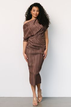 Elevate your elegance with our mink pleated sleeveless maxi dress, a captivating choice that exudes timeless beauty. This dress, with its graceful pleats and rich black hue, ensures you stand out with sophistication and style at any special event. Baltic Born, Brown Wedding, Office Dresses, Pleated Midi Dress, Sleeveless Maxi Dress, Bandage Dress, Black Midi Dress, Stunning Dresses, Black Maxi Dress