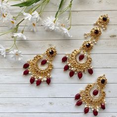 Red/Maroon Kundan Maang Tikka and Jhumka Earring Set. Elegant jewelry set with stones. Mehndi, Shaadi, Haldi. Indian/Pakistani. Bridal Set. 2 piece tikka and earring set. Tikka Length Approx 5 1/2 inches long Earring Length Approx 3 inches Earring Width Approx 2 inches Kundan Maang Tikka, Maang Tikka Kundan, Long Earring, Maang Tikka, Red Jewelry, Jhumka Earrings, Pakistani Bridal, Red Maroon, Bridal Set