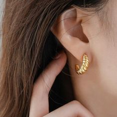 18k Minimal and classic gold twist hoop earrings. These earrings are cute and perfectly sized as your go to everyday jewelry. You can wear it alone or with other cuffs for a earring party! A perfect addition to your jewelry collection!………………………………….D E T A I L S• Materials: Stainless steel, 18k gold plating.• Hoop Diameter: 20 mm (0.74 inches)• This product is hypoallergenic, water and tarnish resistant Infinity Earrings, Golden Hoops, Retro Earring, Modern Earrings, Stainless Steel Earrings, Circle Earrings, Steel Jewelry, Everyday Jewelry, Stainless Steel Jewelry