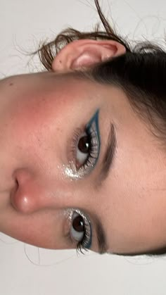 Inner Eye Eyeshadow, Silver And Blue Makeup, Graphic Eye Makeup, Makeup Azul, Hippie Makeup, Show Makeup, Rave Makeup, Eye Makeup Pictures, Fancy Makeup