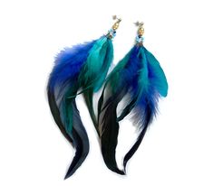 A set of modern boho earrings featuring long rooster feathers in blue-green shades, gold plated skull beads and raw brass ball post earwires. Striking and dramatic statement earrings, perfect for any free spirited girl. ►Length: approx 9 1/2 (25cm) (Message me if you want them a little shorter/longer!) ►Your earrings come beautifully gift wrapped and ship within 1-2 days of purchase. ►More feather jewelry see here: https://www.etsy.com/shop/AlinaandT?ref=l2-shopheader-name&search_query=feath Elegant Blue Feather Earrings, Blue Feather Dangle Earrings, Adjustable Blue Feather Earrings, Blue Feather Earrings As Gift, Blue Feather Earrings Gift, Blue Feather Earrings For Gift, Feather Ear Cuff, Skull Beads, Rooster Feathers