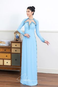 Round neck Material: Crepe, beading Long sleeves Type: Modern ao dai Modern Ao Dai, Garment Cover, Satin Silk, Trending Dresses, Perfect Party, Leaf Pattern, Silk Satin, Red And Blue, Types Of Sleeves