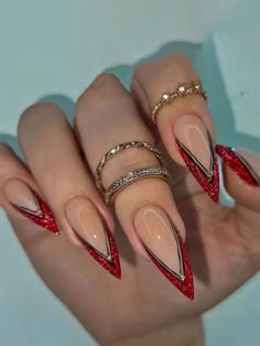 Statement Nails: Stand Out with These Fancy Designs Burlesque Nails, French Tip Nail Art, Gold Nail, Her Nails, Form Design, Luxury Nails, Classy Nails, Chic Nails, Fancy Nails