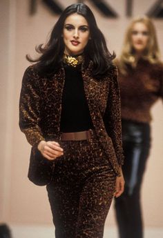 90s Supermodels Aesthetic, Rich Clothes, Models 90s, 2000 Fashion, Hijabi Fashion Casual, Vintage Glam, Runway Show