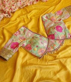 The Ultimate Checklist For Your Indian Bridal Trousseau! Blouse Designs Latest For Choli, Designer Blouse For Lehenga, Trending Saree Blouse Designs, Trending Sleeves Design, Latest Designer Blouse Designs, Blouse Sleeve Design, Blouse Indian Saree, Floral Sari, Trending Blouse