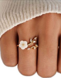 Diana Style, Smores Cake, Formal Jewelry, Pretty Jewelry Necklaces, Style 2023, Jewelry Accessories Ideas, Trendy Ring, Jewelry Lookbook, Jewelry Ring Box