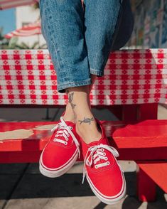 JOURNEYS | Vans Red Authentics -- photo credit: @ @ calvix_patrick Red Vans Outfit, What To Wear With Vans, Vans Authentic Red, 70’s Outfit, Shoe Tattoos, Vans Outfit, Red Vans, Vans Red, Black Jeans Outfit