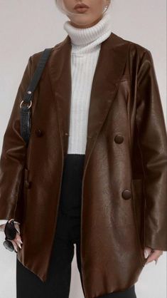 woman wearing brown leather blazer over white turtleneck, perfect winter outfit Bank Job, Chic Leather, Winter Fits, Mode Inspo, Blazer Outfits, Autumn Outfit, Outfit Inspo Fall, Leather Blazer, Winter Fashion Outfits