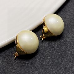 A Popular Element That Interprets Elegance And Creates Fashion For Women. The Harmonious Matching Between These Earrings And Clothing Is Very Prominent, Allowing Gorgeousness And Freedom To Coexist, Elegant But Never Feeling Constrained. White Clip-on Pearl Earrings For Formal Occasions, White Pearl Clip-on Earrings For Formal Occasions, Elegant Pearl White Earrings With High Luster, Classic Pearl White High Luster Earrings, White High Luster Pearl Earrings For Evening, Pearl White Clip-on Jewelry, High Luster White Pearl Earrings For Evening, Elegant White Jewelry With High Luster, Elegant White Gold Clip-on Bridal Earrings