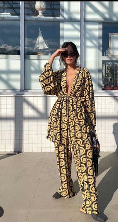 Outfit Kimono, Moda Kimono, Elegantes Outfit Damen, Office Wardrobe, Day At The Office, Looks Street Style, Mode Inspo, Silk Pajamas