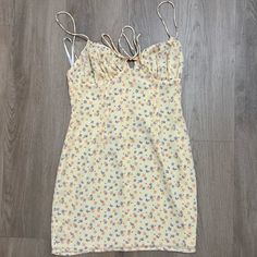 Never Worn Fitted Beige Mini Sundress, Fitted Yellow Mini Dress With Floral Print, Chic Yellow Fitted Sundress, Chic Fitted Yellow Sundress, Chic Yellow Floral Sundress, Yellow Mini Sundress For Vacation, Yellow Sundress Mini Length, Chic Yellow Mini Dress With Floral Print, Chic Yellow Mini Sundress