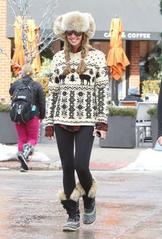 Elle MacPherson Photos: Elle Macpherson and Jeffrey Soffer Bundle Up Aspen Vibes, Outfit Nieve, Celebrity Winter Style, Simple Favor, Snow Outfits, Ski Style, Elle Macpherson