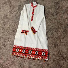 Men Navratri Kurta With Gamthi Work White Folk Style Kurta For Festive Occasions, White Folk Style Festive Kurta, Casual White Embroidered Kurta, White Folk Style Kurta For Eid, White Cotton Kurta With Traditional Patterns, Navratri Kurta For Men, White Kurta Men, Gamthi Work, Mens Tunic