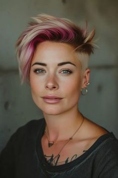 One Side Shaved Hairstyles, Short Fade Haircut, Pixie Haircut Ideas, Funky Hairstyles, Very Short Hair, Shaved Sides