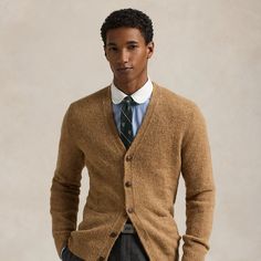 This V-neck cardigan is crafted with thick-gauge yarn that contains wool and alpaca hair. It’s finished with genuine horn buttons and suede elbow patches. Men’s Cardigan, Corduroy Blazer Mens, Cardigan For Men, Elbow Patch Sweater, Corduroy Blazer, Polo Sport, Ralph Lauren Purple Label, Knitwear Men, Elbow Patches