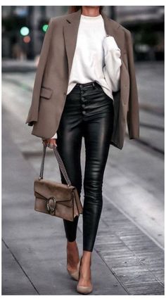 Black Leather Pants Outfit, Leather Trousers Outfit, Lederhosen Outfit, Leather Leggings Outfit, Look Legging, Black Leggings Outfit, Outfit Chic, Chic Fall Outfits