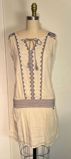 Beautiful "School Rag" dress. EU size 2. Fits sizes 2 to 6. Linen. White and blue. Casual Fitted Tunic Midi Dress, Beach Midi Dress Knee-length Lined, Lined Knee-length Midi Dress For Beach, Summer Lined Short Sleeve Midi Dress, Summer Bohemian Lined Midi Dress, Short Sleeve Summer Midi Dress, Lined, Casual Tunic Midi Dress For Day Out, Casual Fitted Tunic Dress, Casual Lined Dresses For Vacation