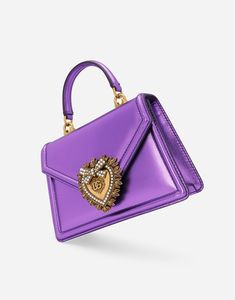 Small nappa mordore Devotion top-handle bag: Purple Front flap with bejeweled branded heart made from hand-tooled metal alloy with pearl inlay Concealed magnetic fastening and customized heart Top handle and detachable chain strap Calfskin interior with flat pocket Packaging matches the item Measurements: H13 x W19 x D4.5 cm Made in Italy Pearl Inlay, Heart Top, Purple Leather, Handle Bag, Chain Strap, Top Handle, Calf Skin, Dolce And Gabbana, Top Handle Bag