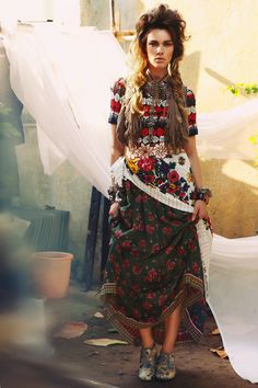 what I'm really liking here is that simple green floral skirt with the gingham hem Folklore Fashion, Style Converse, Mode Hippie, Folk Fashion, Christian Lacroix