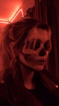 Skeleton American Horror Story, American Horror Story Skeleton Makeup, American Horror Story Skull Makeup, Skeleton Make Up Aesthetic, Skeleton Woman Makeup, Skeleton Halloween Costume Makeup, Hot Skull Makeup, Skull Costume Women Outfit, Tate Skeleton Makeup