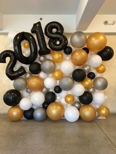 balloons and numbers are arranged in the shape of an animal for a new year's eve celebration