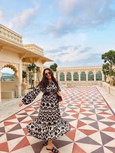 Poses In Udaipur, Udaipur Outfit Ideas For Women, Udaipur Outfits Travel, Jaisalmer Outfit Ideas, Udaipur Poses, Udaipur Photography Poses, Udaipur Outfit Ideas, Rajasthan Outfits