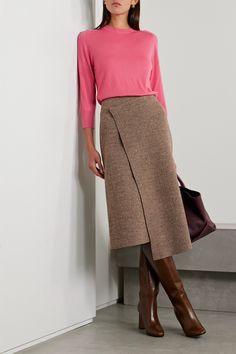 Loro Piana is renowned for creating incomparably luxurious and timeless knitwear that feels just as good as it looks. This sweater is made from pink cashmere that's soft and lightweight and has a slim fit complete with a tapered hem and cropped sleeves. Timeless Knitwear, Pink Cashmere Sweater, Winter Mode Outfits, Wardrobe Consultant, Skirt Outfits Fall, Street Style Fall Outfits, Cropped Sleeves, Outfit Primavera, Work Skirts