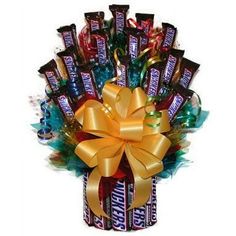 This delicious candy bouquet is arranged with all Snickers candy bars. A circle of Snickers creates a candy vase, filling the vase are more Snickers! The candy bouquet is completed with a colorful ribbon. Size: 1. Candy Bar Bouquet, Reeses Candy, Snickers Candy Bar, Snickers Candy, Candy Arrangements, Easter Egg Candy, Chocolate Delivery, Candy Centerpieces, Candy Bouquet Diy