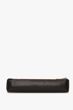 With its elegant rectangular silhouette, the B Frame Long Pouch in Black has a modern refinement. Crafted in Italy from tactile grained leather, it is lined in hard-wearing canvas and adorned by a B-engraved zip puller. A Victoria Beckham stamp and serial number complete the look. Victoria Beckham Exclusive Pencil Case In Black Leather  - Size ONE SIZE UK