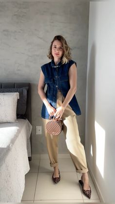 Look com colete jeans, look com sapatilha de onça, look com calça alfaiataria bege Jeans Look, Fashion Inspiration, Parka, Showroom, Spring Summer, Style Inspiration, Blazer, Iphone