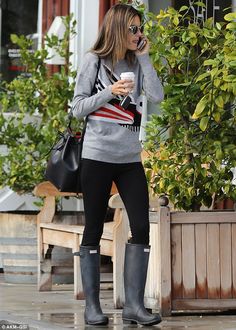 Black Gumboots Outfit, Black Wellies Outfit, Winter Street Styles, Black Wellies, Rainy Day Outfit Winter