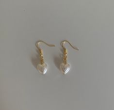 The cutest pair of handmade earrings Arracadas Aesthetic, Gold Coquette Jewelry, Heart Earrings Aesthetic, Gold Heart Earrings, Aesthetic Earrings, Gold Heart Earring, Mini Earrings, Jewelry Accessories Ideas, Classy Jewelry