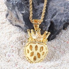 Baws av alla baws. Visa alla att du är djungelns kung med detta iskalla lejonhänge. 24-tums kedja ingår. 
Hängets storlek: 4,6 cm x 2,5 cm Streetwear Iced Out Pendant Necklace, Iced Out Pendant Necklace For Streetwear, Mens Necklace Chain, King Of The Jungle, Lion Pendant, Diamond Bling, Mens Necklace, Le Roi Lion, Mens Chain Necklace