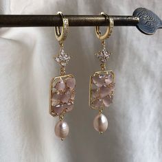 Spectacular earrings for ceremony or special events. Very elegant, vintage inspired, with 925 silver hook with gold plating and zircons, and natural pink pearl. Elegant Gold-plated Crystal Earrings For Party, Elegant Gold Plated Crystal Earrings For Party, Luxury Pink Earrings For Wedding, Elegant Pink Chandelier Earrings For Formal Occasions, Elegant Pink Chandelier Earrings For Formal Events, Elegant Crystal Gemstone Earrings For Party, Party Earrings With Gemstone In Crystal, Party Earrings With Gemstone Crystals, Elegant Rose Gold-plated Pearl Earrings